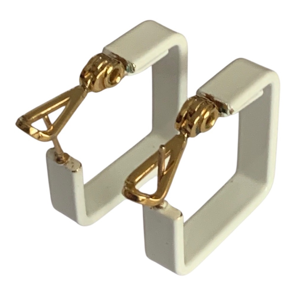 Vintage 60s Monet Pat.pend white and gold-tone geometric Hoop Clip-On Earrings - Picture 7 of 12